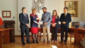 Pokaż zdjęcie: Podpisywanie umów na realizację zadań zlecanych z organizacjami pozarządowymi z powiatu wadowickiego.