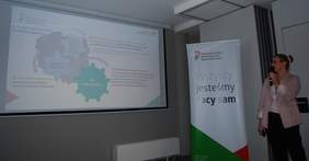 Pokaż zdjęcie: Małgorzata Salwach, pracownik Oddziału PFRON podczas  IV Małopolskiej Konferencji "Międzyinstytucjonalna współpraca w obszarze wsparcia osób z niepełnosprawnością"