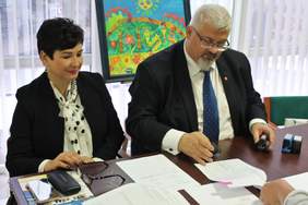 Pokaż zdjęcie: Danuta Smaga Starosta Powiatu Puławskiego oraz Ireneusz Rzepkowski Członek Zarządu Powiatu Puławskiego przy stole