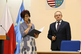 Pokaż zdjęcie: Prowadzący konferencję Elżbieta Korus dyrektor ROPS i Andrzej Michalski dyrektor Oddziału Świętokrzyskiego PFRON 