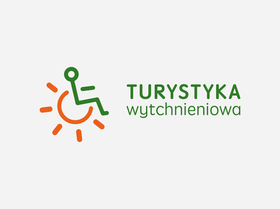 Logotyp projektu "Urlop od opieki. Model turystyki wytchnieniowej" Z lewej strony piktogram przedstawiający osobę siedzącą na wózku, który przypomina świecące na pomarańczowo słońce. Z prawej strony zielony napis Turystyka wytchnieniowa.