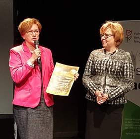 Pokaż zdjęcie: Przekazanie pracy Stanisława Kmiecika Józefie Szczurek-Żelazko - Sekretarz Stanu w Ministerstwie Zdrowia