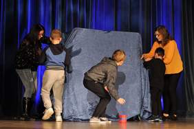 Występy sceniczne małych artystów 