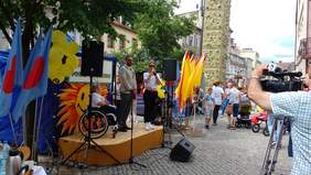 Pokaż zdjęcie: Pani Joanna Brodzik i Starosta Żarski Pan Janusz Dudojć w trakcie otwarcia jarmarku