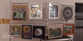 Pokaż zdjęcie: Zdjęcia 7  prac plastycznych zawieszone  na metalowych stojakach  