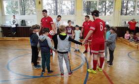 Pokaż zdjęcie: Krakowscy piłkarze z klubu Tyniecka Nie Widzę Przeszkód odwiedzili dzieci i młodzież w Szkole Podstawowej z Oddziałami Integracyjnymi nr 12 im. Janusza Korczaka w Krakowie