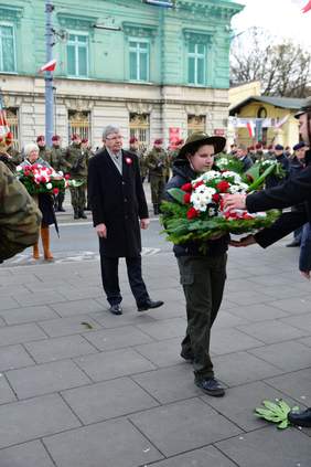 Pokaż zdjęcie: złożenie wieńca pod pomnikiem Grobem Nieznanego Żołnierza  przez Dyrektora Oddziału Władysława Skwarki