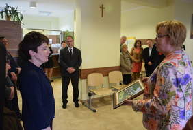 Pokaż zdjęcie: Dyrektor Marta Mordarska przekazała obraz dyrektor Zuzannie Rejowskiej 