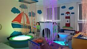 Sala sensoryczna - kolorowa, wyposażona w liczne sprzęty