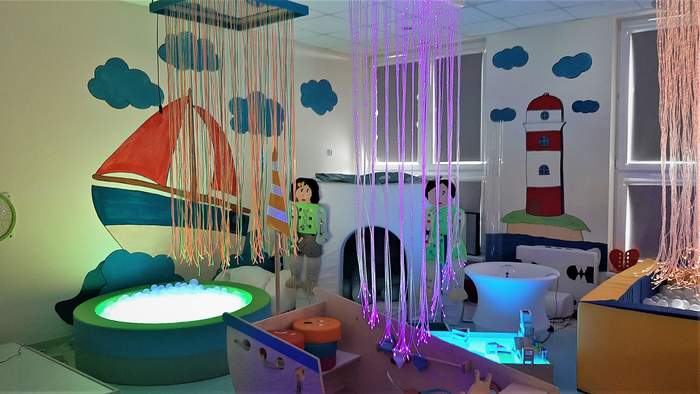Sala sensoryczna - kolorowa, wyposażona w liczne sprzęty