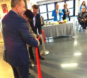 Moment przecinania wstęgi jako symbolu otwarcia wystawy