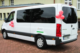 Pokaż zdjęcie: Tył pojazdu z logiem PFRON