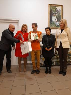 Pokaż zdjęcie: Pięć osób pozuje do pamiątkowego zdjęcia