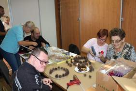 Pokaż zdjęcie: Zajęcia integracyjne dla rodzin osób niepełnosprawnych prowadzone w Warsztatach Terapii Zajęciowej w Piaskach