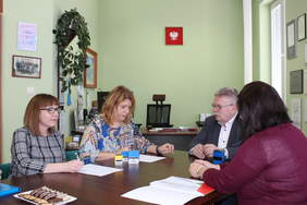 Pokaż zdjęcie: Prezes Stowarzyszenia WSPÓLNY ŚWIAT Pani Anna Chwałek oraz Skarbnik Stowarzyszenia Marta Łukowska-Almaszy