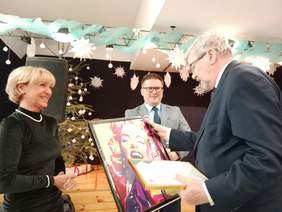 Pokaż zdjęcie: Dyrektor Łódzkiego Oddziału PFRON Władyslaw Skwarka odbiera nagrodę i dyplom z podziękowaniem za współpracę przy modernizacji budynków wraz z infrastrukturą towarzyszącą Domu Pomocy Społecznej w Dąbrowie. 