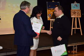 Pokaż zdjęcie: Wręczenie nagrody laureatowi konkursu