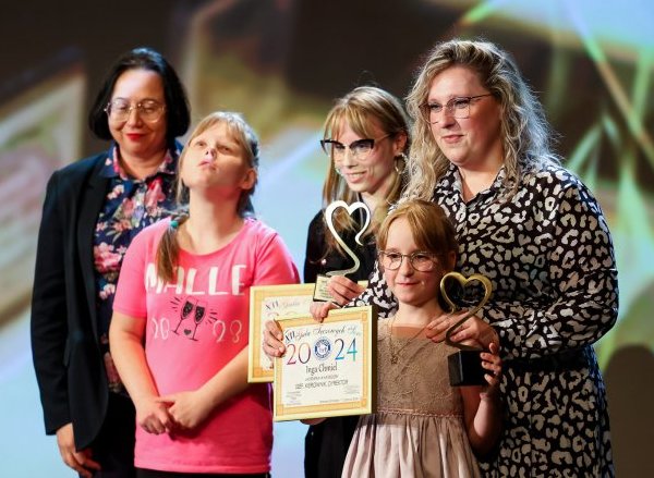 Pokaż zdjęcie: Na scenie podopieczni wręczający statuetki tęczowego serca