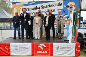 Pokaż zdjęcie: Na podium stoją uczestnicy otwarcia zawodów