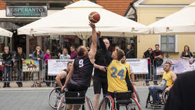 Mecz koszykówki na wózkach.