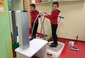 Pokaż zdjęcie: na zdjęciu: podopieczny Fundacji Pomocy Osobom Niepełnosprawnym „AMI” w Zduńskiej Woli korzysta ze sprzętu zakupionego z projektu Bezpieczne WTZ