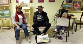 Pokaż zdjęcie: Marta Mordarska - dyrektor Oddziału Małopolskiego PFRON, Stanisław Kmiecik – artysta oraz 6 – letnia Martynka