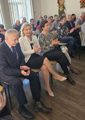 Pokaż zdjęcie: Zdjęcie sali konferencyjnej, na krzesłach w ustawieniu kinowym siedzą zaproszeni goście, elagancko ubrani. 