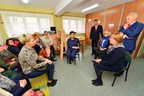 Pokaż zdjęcie: Premier Beata Szydło oraz dyrektor Marta Mordarska podczas rozmów z rodzicami podopiecznych Specjalnego Ośrodka Szkolno – Wychowawczego przy ul. Broniewskiego w Nowym Sączu