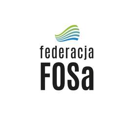 Symbol złożony z kilku falujących linii w kolorach zielonym i niebieskim, umieszczonym nad czarnym napisem „federacja FOSa”.