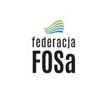 Symbol złożony z kilku falujących linii w kolorach zielonym i niebieskim, umieszczonym nad czarnym napisem „federacja FOSa”.