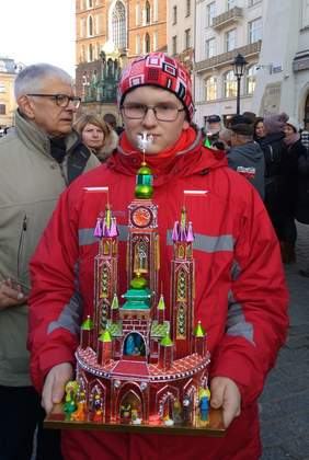 Pokaż zdjęcie: Uczniowie SOSW nr 6 w Krakowie podczas 75. Konkursu Szopek Krakowskich