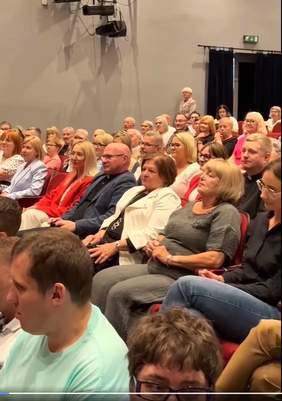 Widzowie - goście i uczestnicy siedzą na widowni