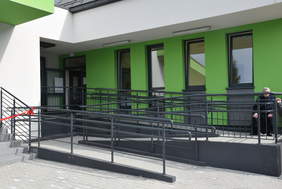 Pokaż zdjęcie: Wejście do Ośrodka Zdrowia