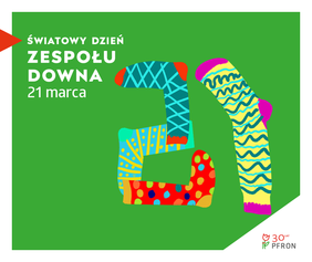 na seledynowym tle napis w górnym, lewym rogu -Świętujemy Dzień Zespołu Downa 21 marca, na środku liczba 21, ułożona z kolorowych skarpetek