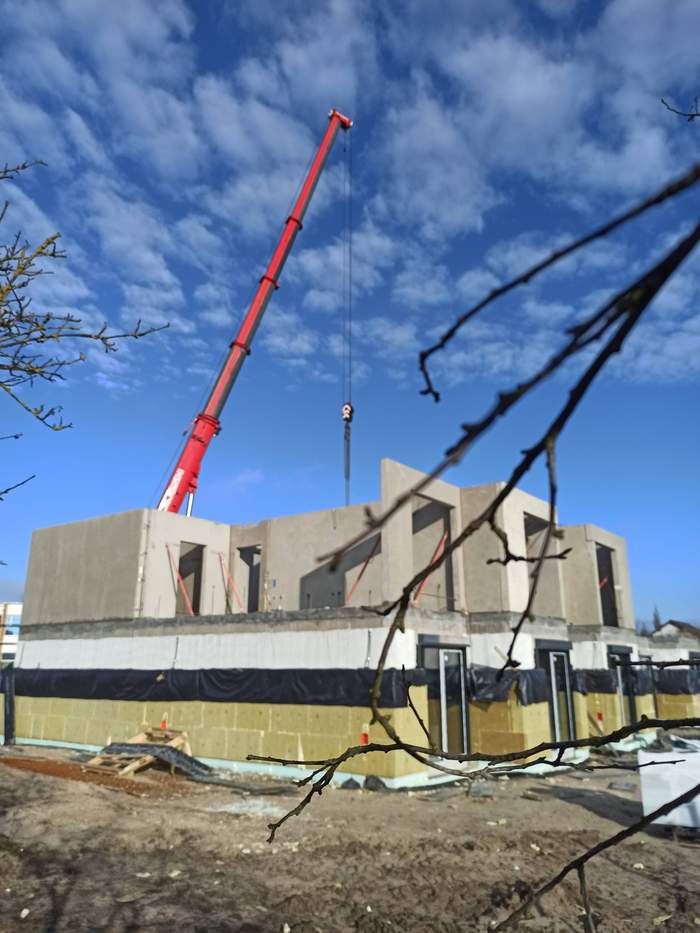 Pokaż zdjęcie: Widoczna budowa budynku, a w tle dźwig 