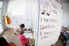 Pokaż zdjęcie: Zajęcia z Arteterapii prowadzone przez Fundację im. Doktora Piotra Janaszka Podaj Dalej z Konina. 