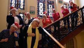 Pokaż zdjęcie: Kolęda w języku migowym w wykonaniu pracowników Uniwersytetu Ekonomicznego w Poznaniu