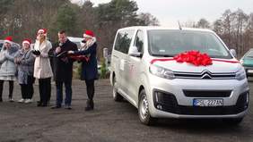 Pokaż zdjęcie: Uroczystość przekazania busa dla podopiecznych Środowiskowego Domu Samopomocy w Słowikowie