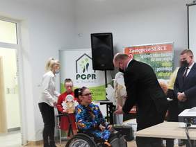 Pokaż zdjęcie: Marszałek województwa odbiera rzeźbę anioła od uczestniczki WTZ