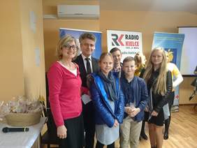 Pokaż zdjęcie: Senator RP Krzysztof Słoń wraz z wolontariuszami akcji Pola Nadziei 