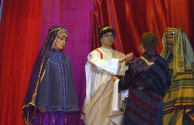 scena z misterium męki pańskiej, aktorzy w strojach adekwatnych do epoki