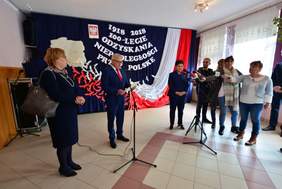 Pokaż zdjęcie: Premier Beata Szydło oraz dyrektor Marta Mordarska podczas wizyty w Specjalnym Ośrodku Szkolno – Wychowawczym w Nowym Sączu