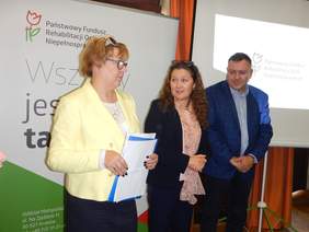 Pokaż zdjęcie: Od lewej: Marta Mordarska – dyrektor Oddziału Małopolskiego PFRON, Edyta Klimowska-Bobula – wicedyrektor Wojewódzkiego Urzędu Pracy w Krakowie, Adam Stromidło – prezes Małopolskiego Oddziału PZG