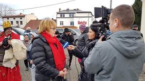 Pokaż zdjęcie: Marta Mordarska – dyrektor Małopolskiego Oddziału PFRON podczas uroczystego poświęcenia samochodów dofinansowanych ze środków PFRON