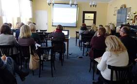 Uczestnicy spotkania podczas prezentacji, przedstawianej przez Dyrektor K-P Oddziału PFRON - Aleksandrę Gierej