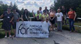 Pokaż zdjęcie: Grupa uczestników Warsztatów Aktywizacji Społeczno-Psychologicznej, które odbyły się w Kleszczowie w terminie 13-18.07.2020