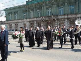 Pokaż zdjęcie: w oddali salwa honorowa, defilada kompanii honorowych, harcerze składają wieńce przed płytą Grobu Nieznanego Żołnierza, na samym początku stoi Władysław Skwarka Dyrektor Oddziału który  będzie składał wieniec  