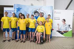 Pokaż zdjęcie: Prezentacja drużyn na otwarciu Mistrzostw Polski Juniorów i Juniorów Młodszych w Pływaniu Niepełnosprawnych