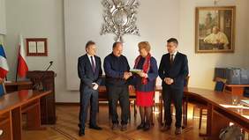 Pokaż zdjęcie: Podpisywanie umów na realizację zadań zlecanych z organizacjami pozarządowymi z powiatu wadowickiego.