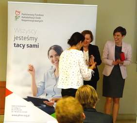 Pokaż zdjęcie: Wręczenie nagrody Jury dla zwycięzcy II Przeglądu Filmów Integracyjnych - Stowarzyszenia Na Rzecz Dzieci Ze Złożoną Niepełnosprawnością „Potrafię Więcej”